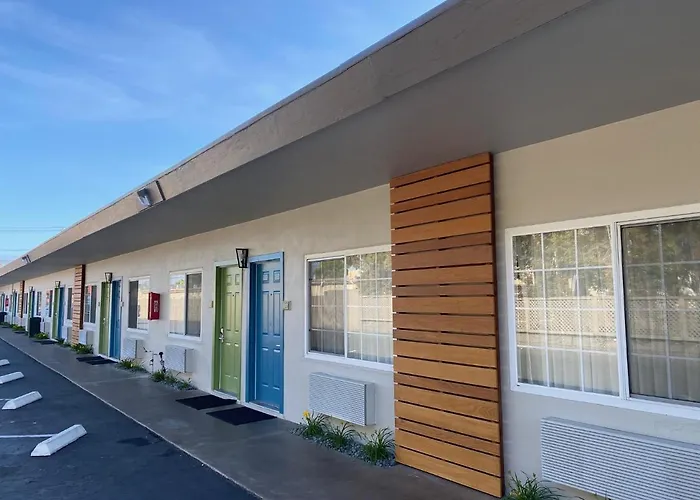 Super 8 By Wyndham Monterey