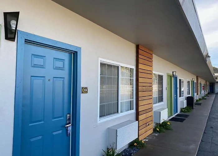 Super 8 By Wyndham Monterey