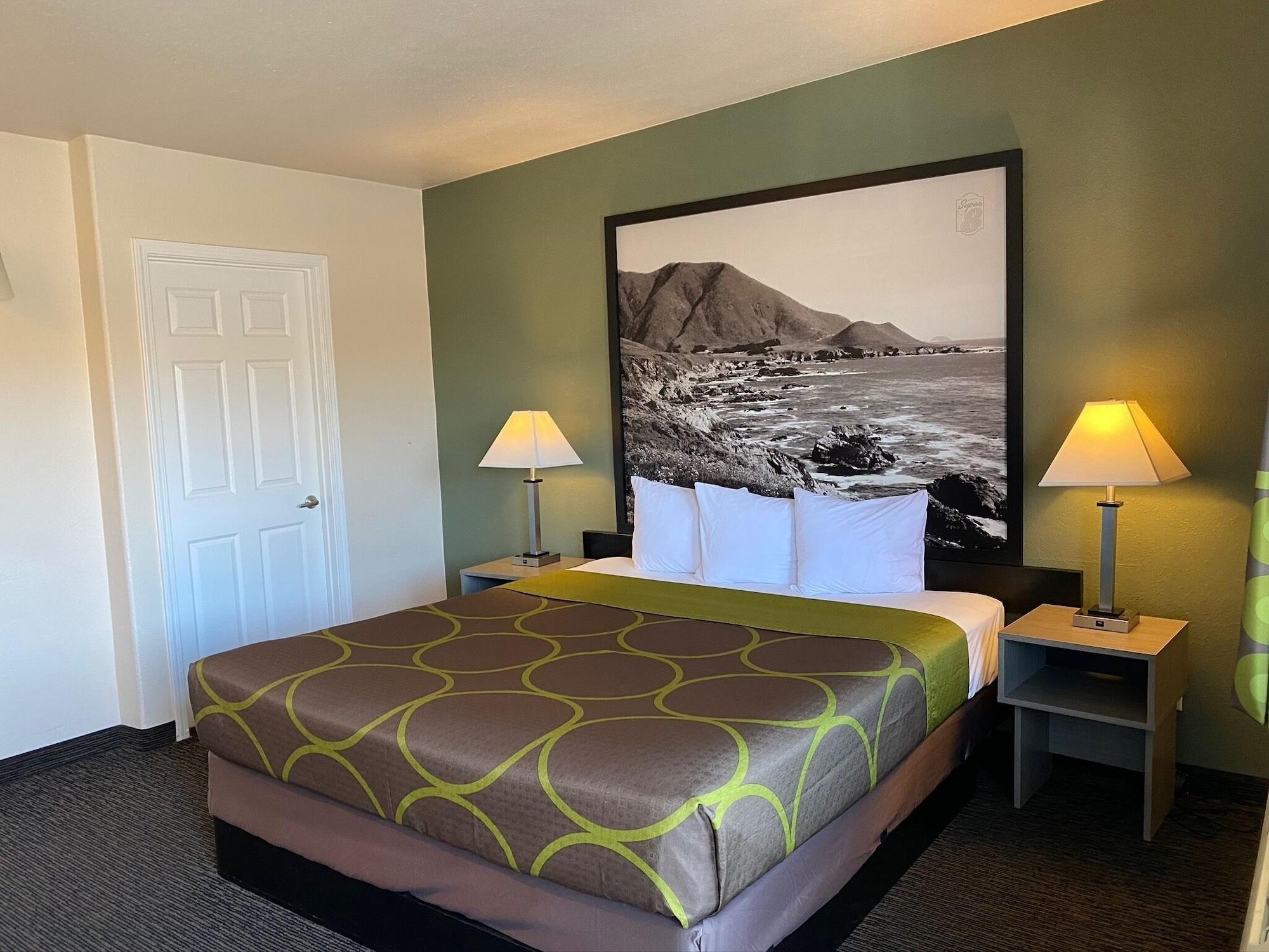Super 8 By Wyndham Monterrey